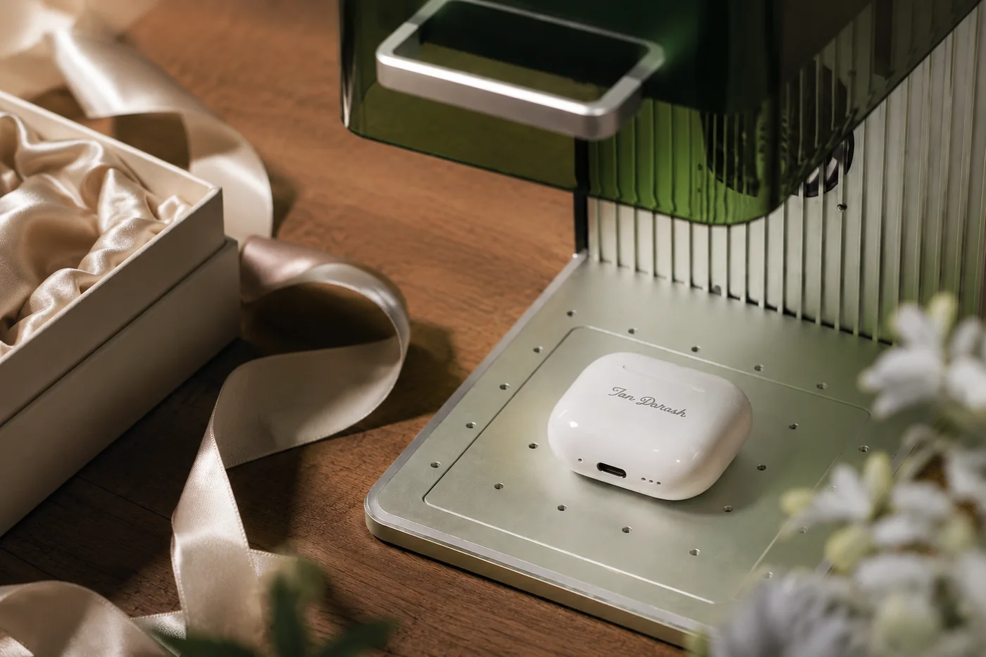 Personalisierte AirPods-Hülle unter dem Laser
